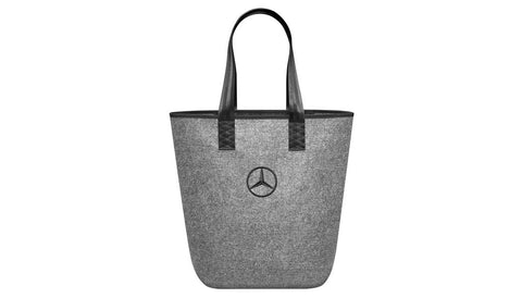 Este bolso de fieltro gris tiene la estrella de Mercedes bordada en negro.
