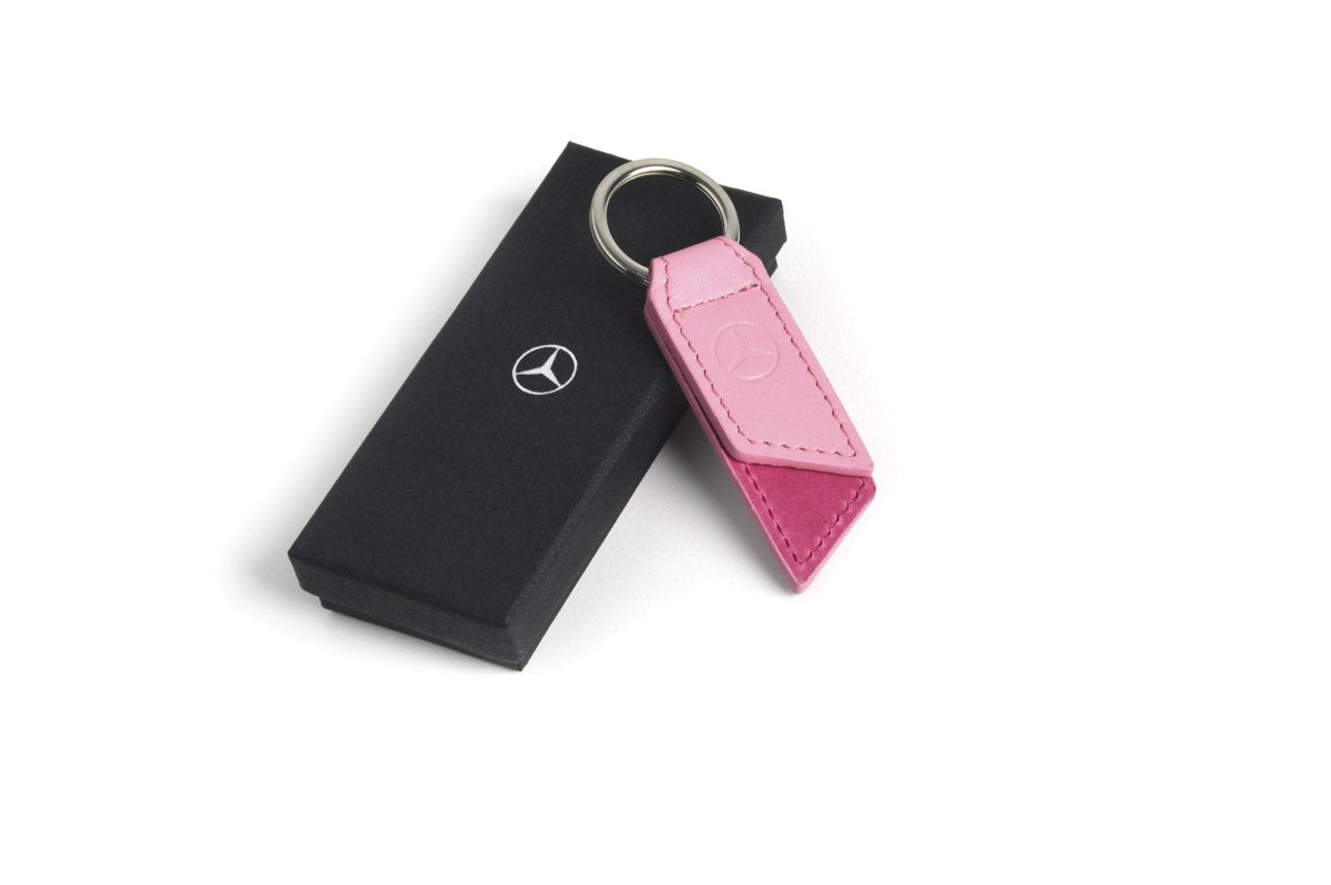 Un elegante llavero oficial Mercedes-Benz en dos tonos de rosa