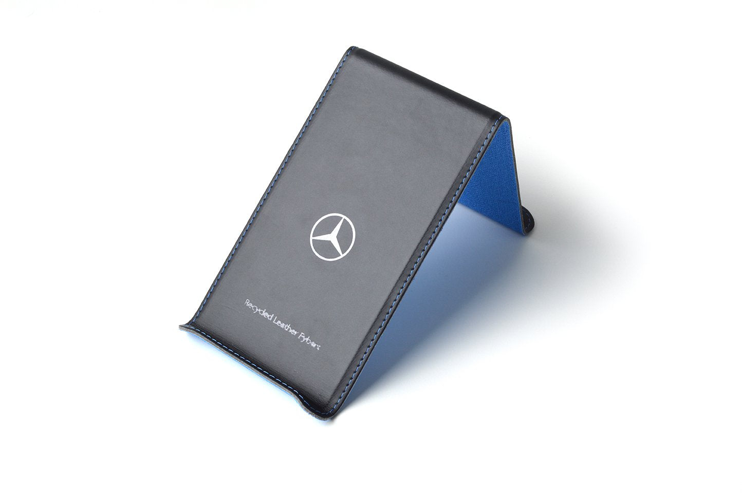 Con el interior en chapa rígida y el exterior en cuero reciclado, este soporte para móvil Mercedes es muy práctico.